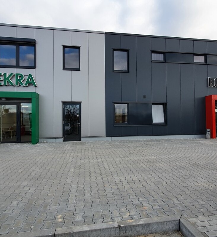 Außenansicht Servicebetrieb und Werkstatt mit getrennten Eingängen