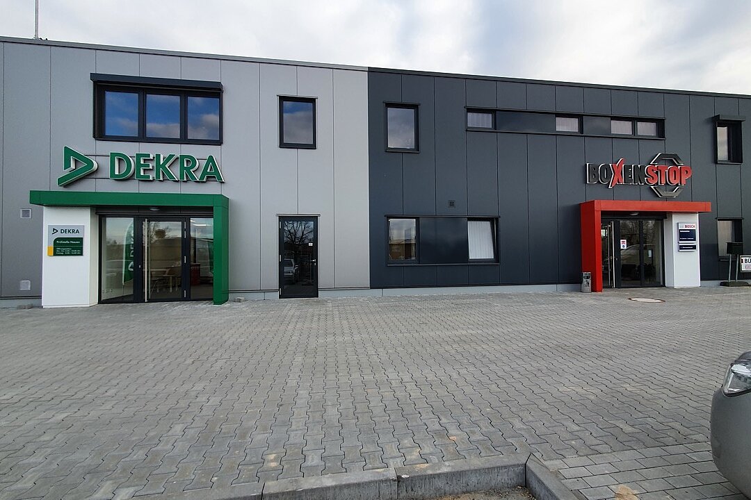 Außenansicht Servicebetrieb und Werkstatt mit getrennten Eingängen