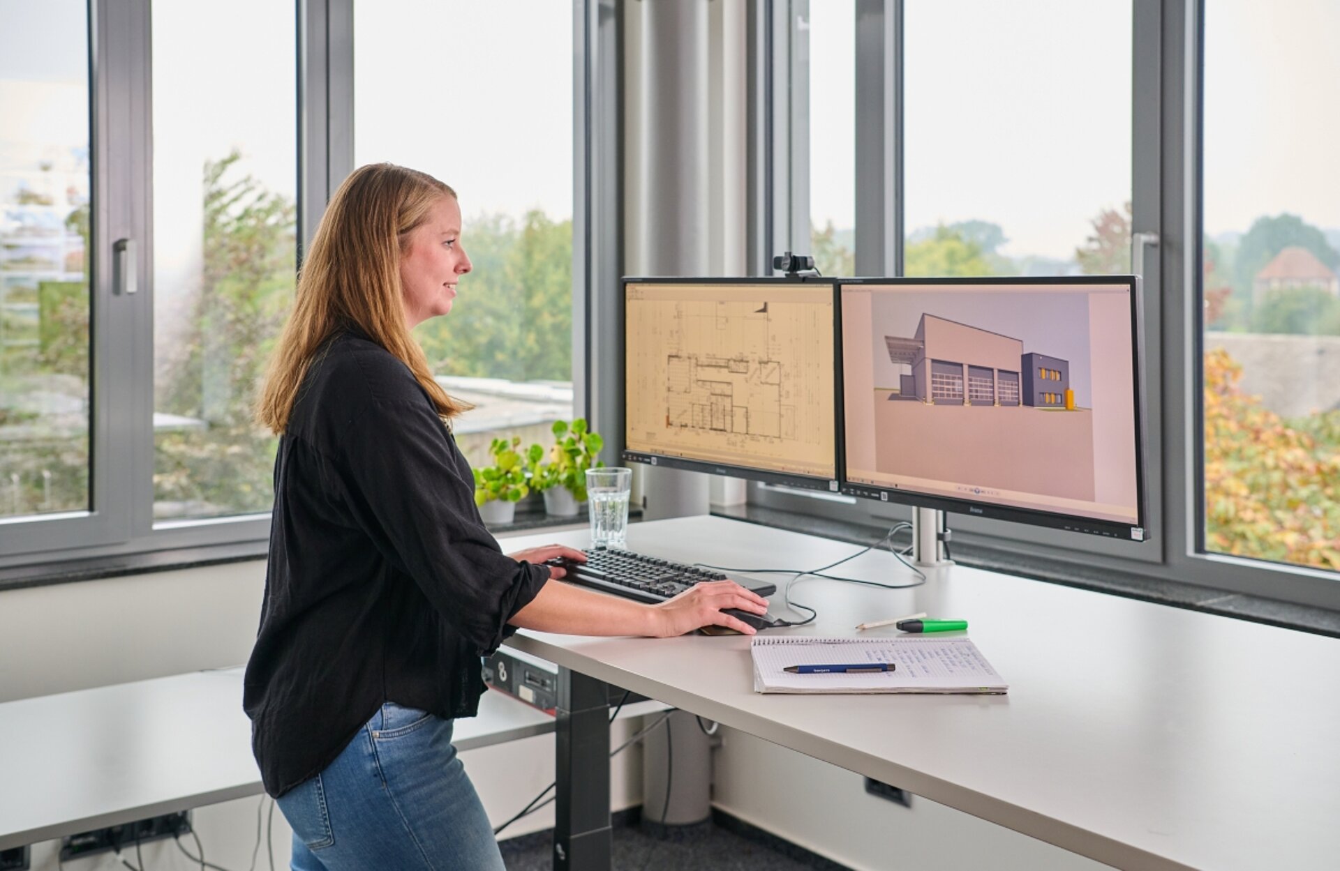 Bauzeichnerin bei der Arbeit