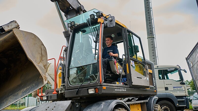 junger Mann in Bagger