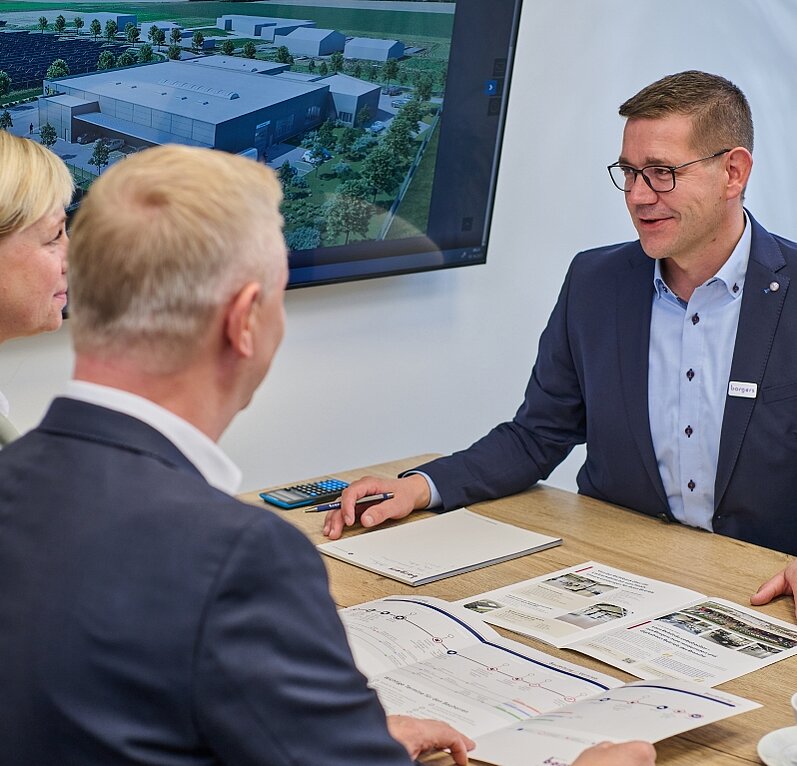 Kunden und Borgers Mitarbeiter im Beratungsgespräch