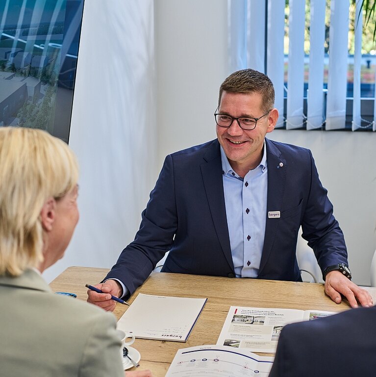 Kunden und Projektentwickler im Beratungsgespräch 