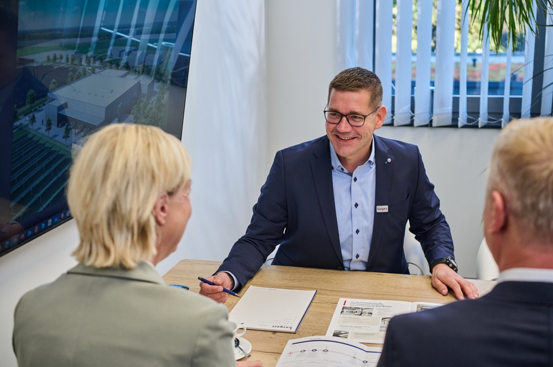 Kunden und Projektentwickler im Beratungsgespräch 