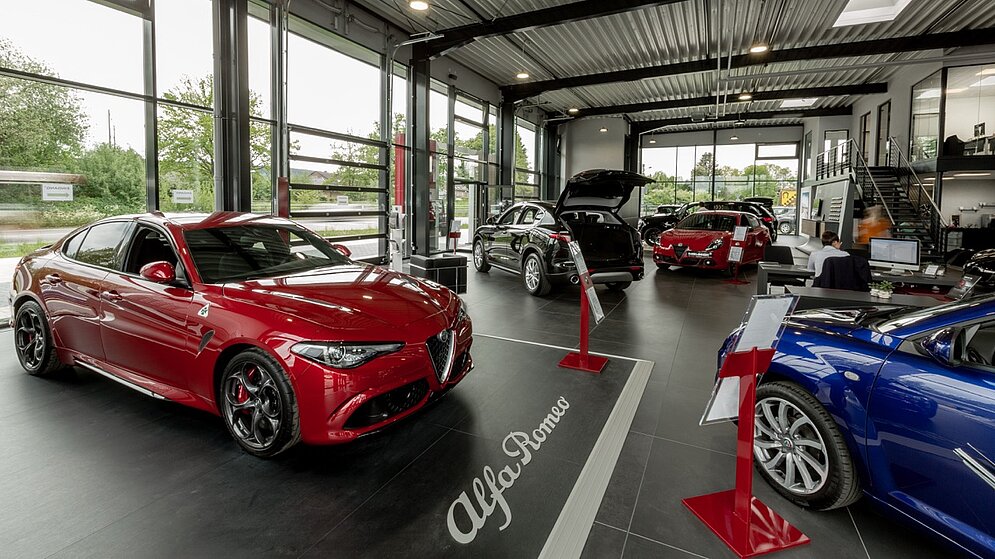 Ausstellungsfläche für Alfa Romeo mit großen Glasfassaden und hochwertigem Fliesenboden