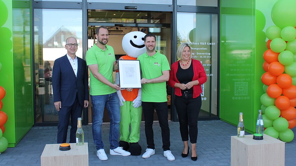 Vier Personen während einer Eröffnungsfeier