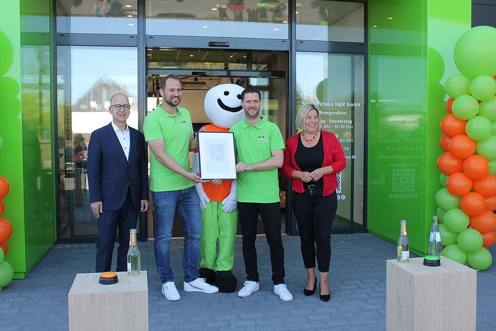 Vier Personen während einer Eröffnungsfeier