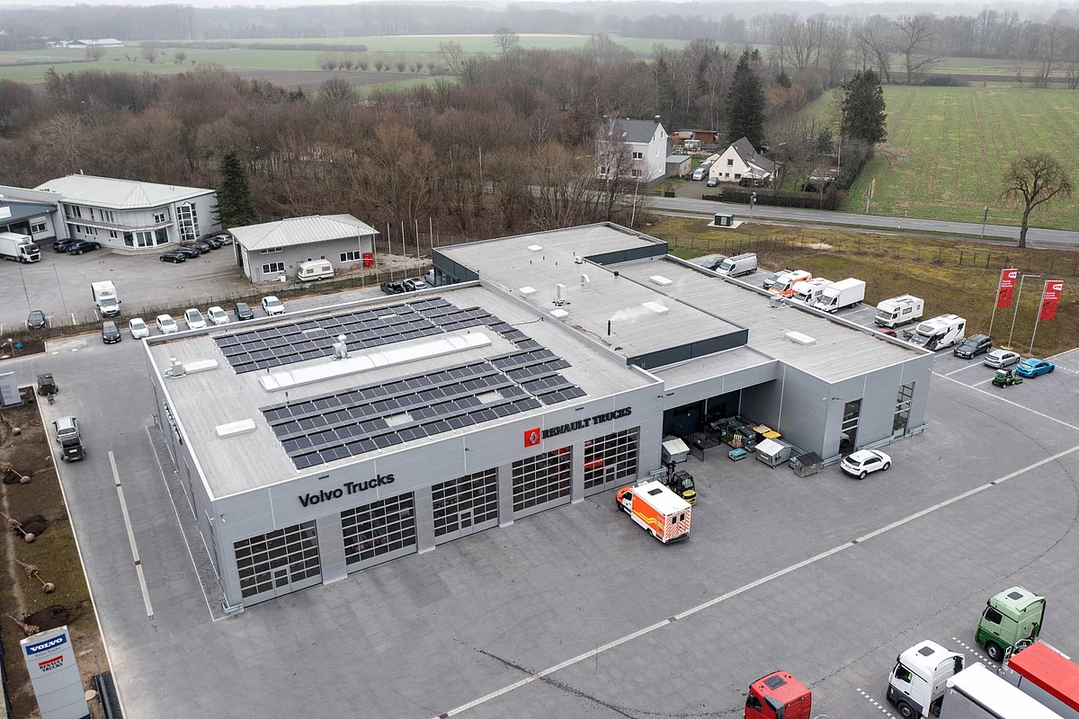  Luftbild einer modernen Feuer- und Rettungswache mit mehreren Hallen