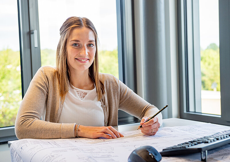 Borgers Mitarbeiterin Ann-Christin Frankemölle bei der Arbeit als Bauzeichnerin