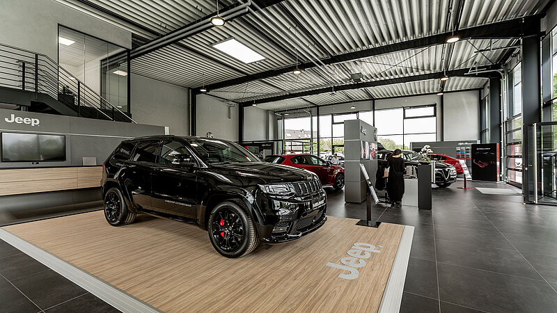 Moderne Ausstellungsfläche im Autohaus