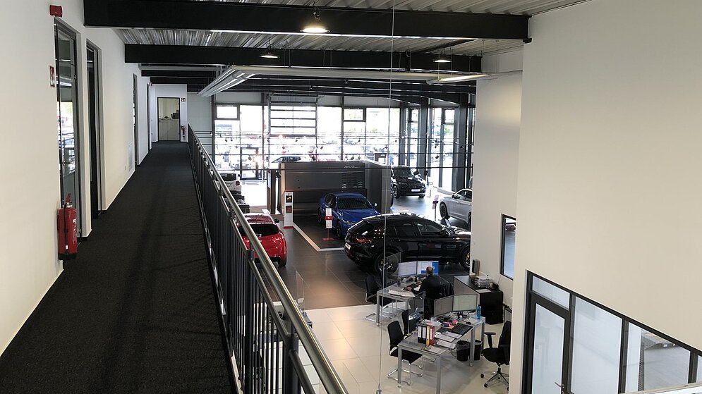 Innenansicht von der Galerie auf die Ausstellungshalle mit sichtbarer Stahlkonstruktion