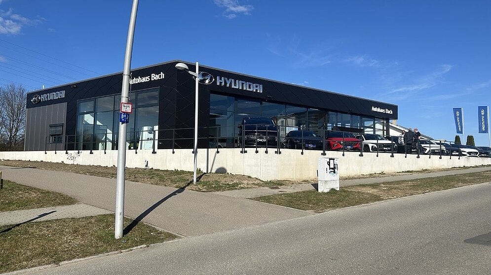 Totale Straßenansicht der schlüsselfertigen Autohaus-Immobilie mit Außenanlagen