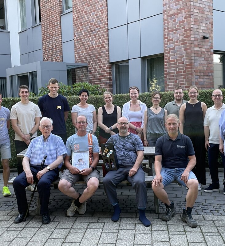 Gruppe von Kollegen vor dem Borgers Gebäude