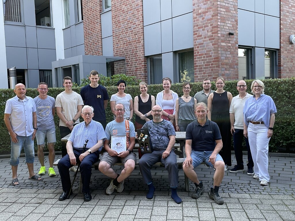 Gruppe von Kollegen vor dem Borgers Gebäude