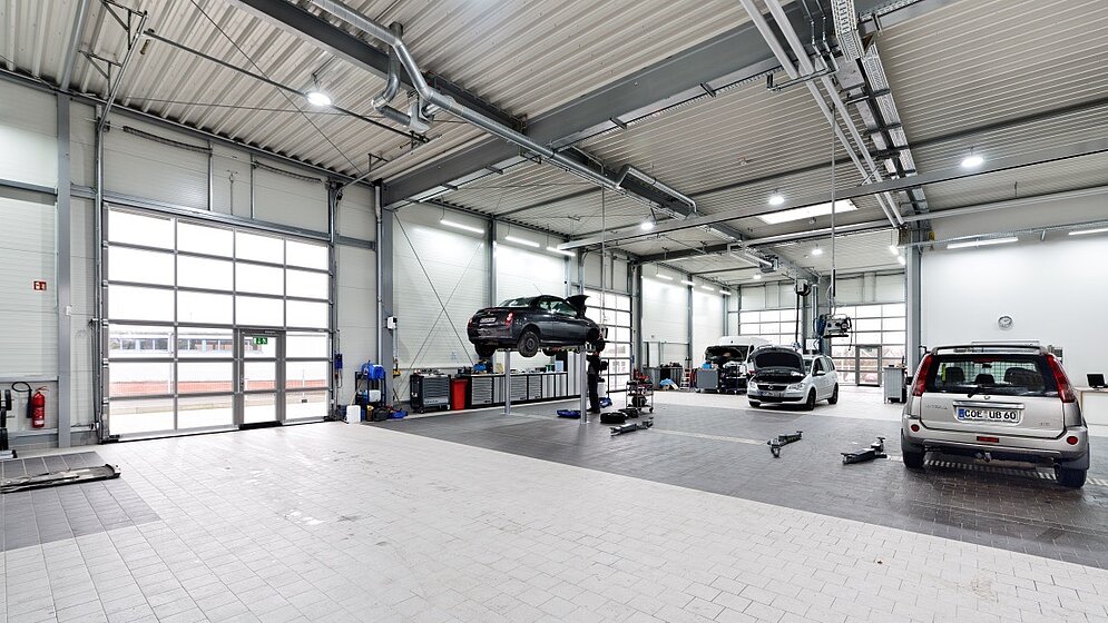 Großzügige Werkstatthalle mit Hebebühnen