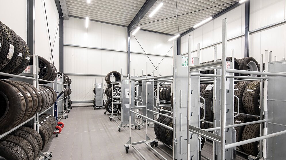 Funktionales Reifenlager mit Regalsystemen in der Lagerhalle des Autohauses