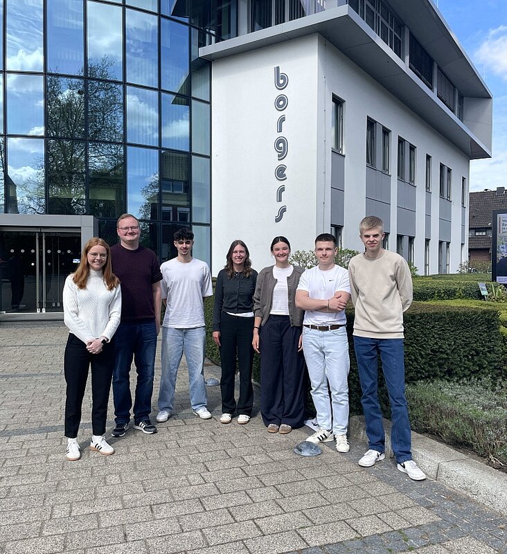 Sieben Personen vor dem Borger Gebäude