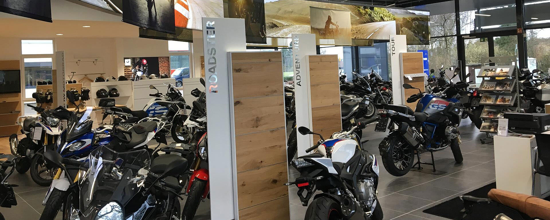 Verkaufsfläche in einem modernen Zweiradgeschäft, voll mit Motorrädern.