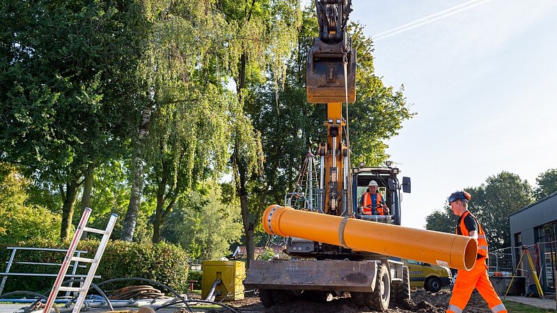 Baggerfahrer und Azubi auf einer Tiefbaubaustelle