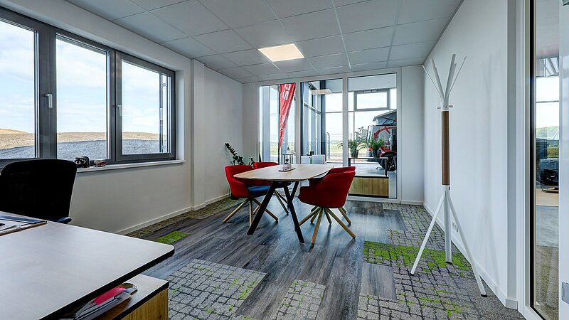 Modernes, offenes Büro in einem Reisemobil-Center mit Schreibtischen, Besprechungsbereich