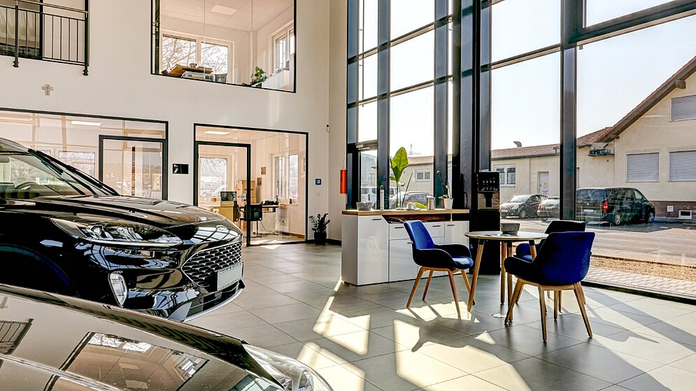 Ausstellungsbereich mit Sitzmöglichkeiten für Kunden