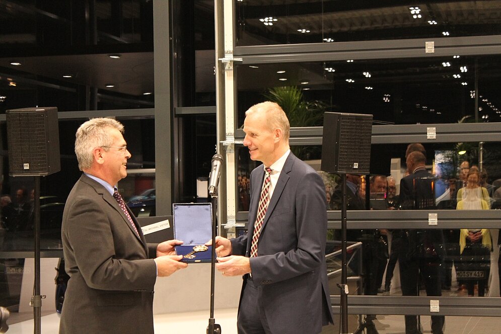 zwei Personen bei der Eröffnungsfeier