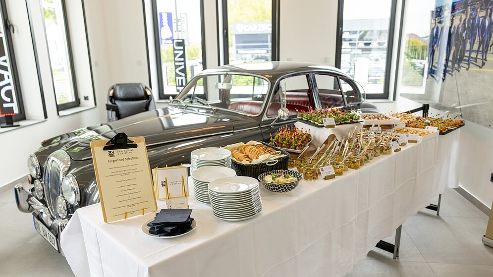 Gedeckter Tisch und Auto im Hintergrund