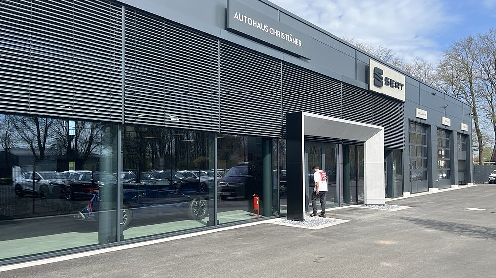 Frontansicht des schlüsselfertigen Autohaus Christl für Seat und Cupra mit Glasfront