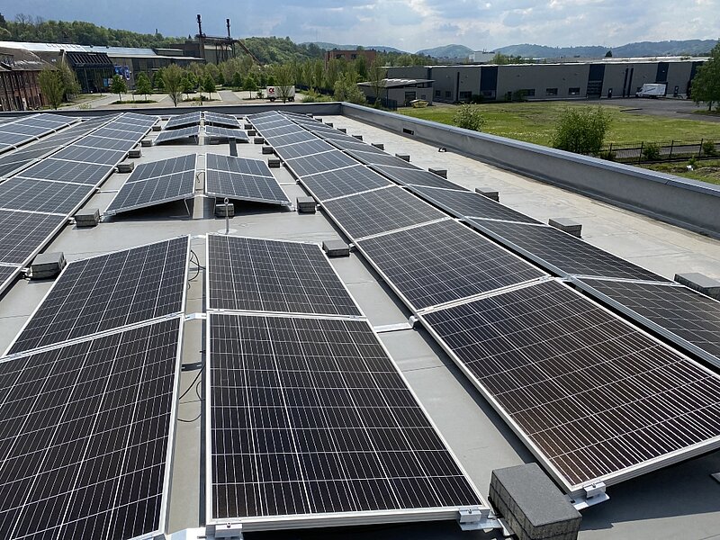 Dach mit Photovoltaikanlage