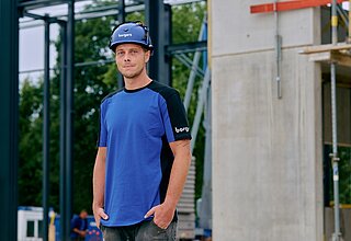 ein Borgers Kollege auf der Baustelle mit Borgers Helm und blauem Shirt