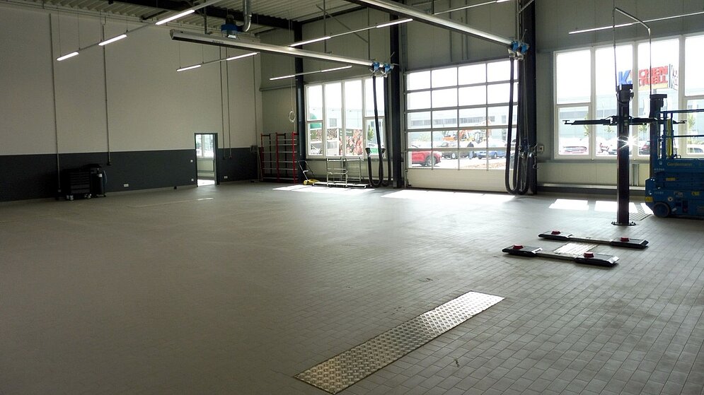Geräumige Kfz-Werkstatt mit Hebebühne und funktionalem Industrieboden