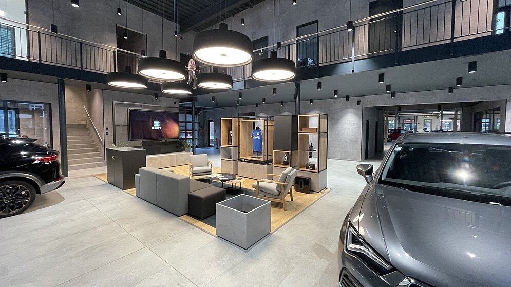 Kundenlounge im Wartebereich mit hochwertigen Möbeln und Pendelleuchten