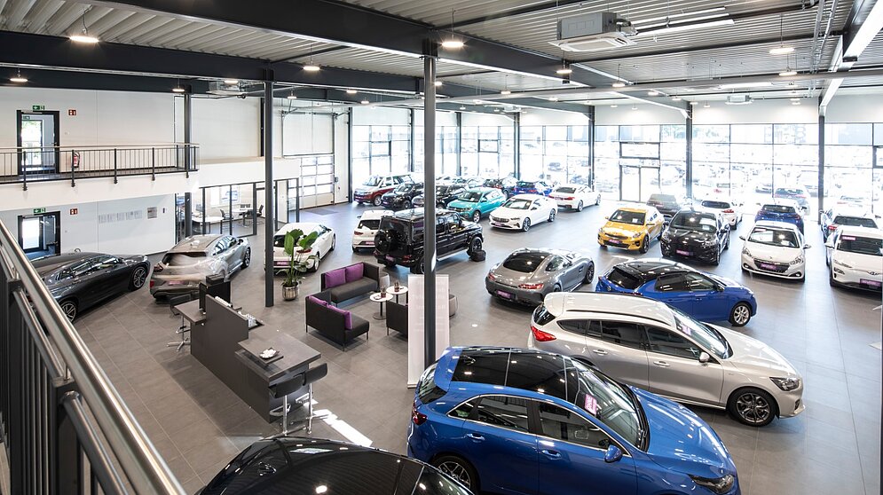 Großraum-Fahrzeughalle mit zahlreichen PKW, realisiert als schlüsselfertiger Bau
