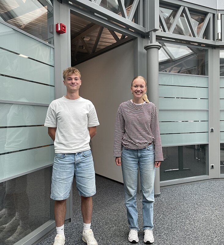 ein junger Mann und eine junge Frau im Bürogebäude