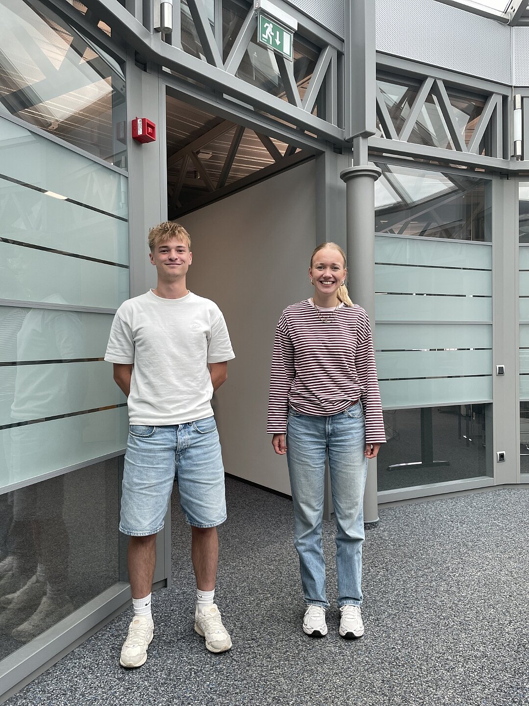 ein junger Mann und eine junge Frau im Bürogebäude