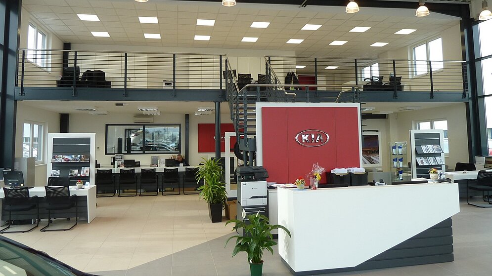 Empfangsbereich des Autohauses mit Infotheke und Blick auf die Galerieebene