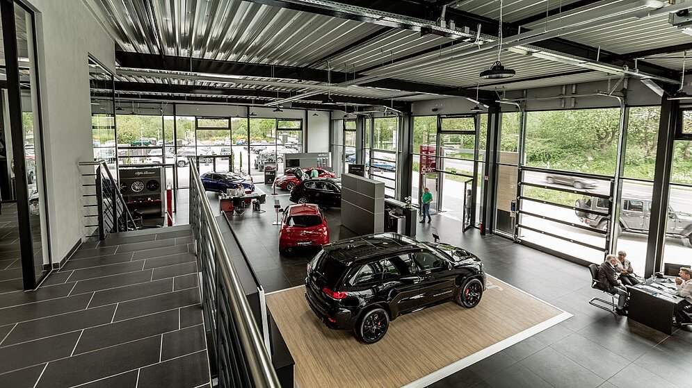 Blick von der Galerie in den lichtdurchfluteten Showroom mit dunklem Bodenfliesen