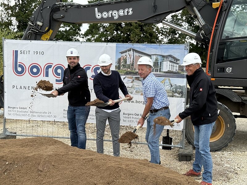 Vier Personen beim Spatenstich 
