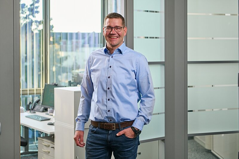 Borgers Mitarbeiter Pascal Gewing vor Bürotür