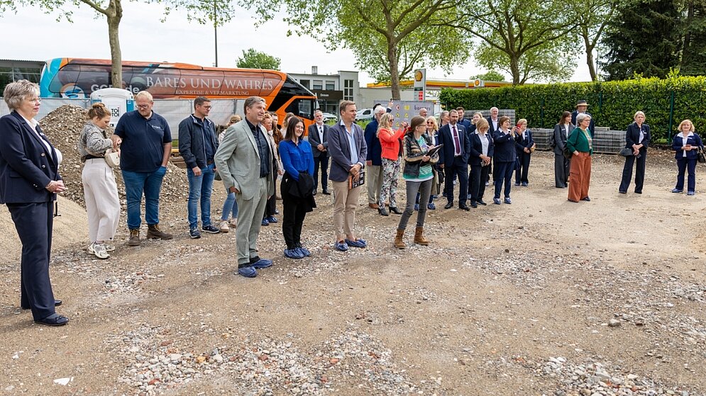 Gruppe von Menschen auf einer Baustelle