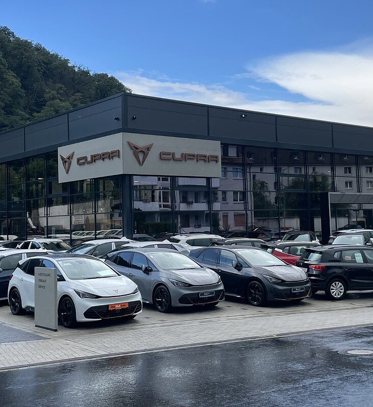 Schlüsselfertiges Cupra Autohaus Beckmann, Außenansicht mit dunkler Fassade und Ausstellung