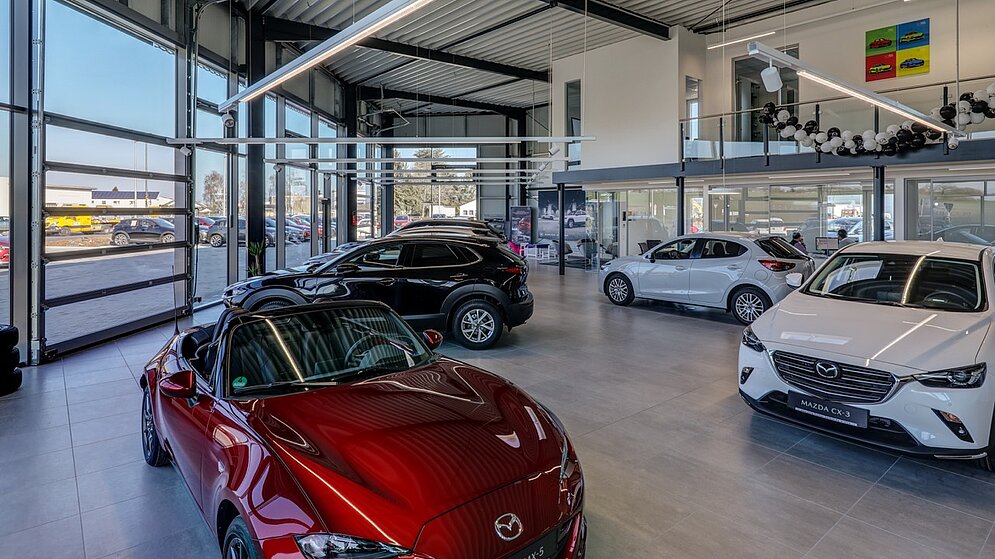 Lichtdurchfluteter Showroom mit Galerieebene und Fahrzeugausstellung