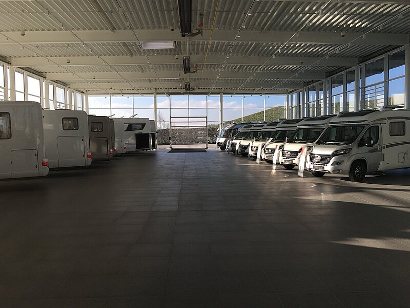  Innenansicht einer großen Ausstellungshalle für Wohnmobile und Camper
