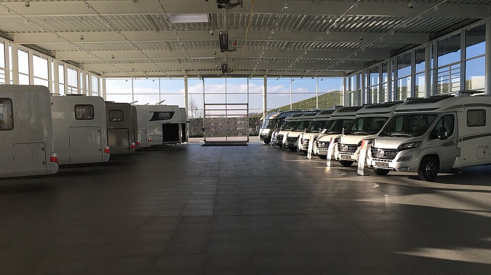  Innenansicht einer großen Ausstellungshalle für Wohnmobile und Camper