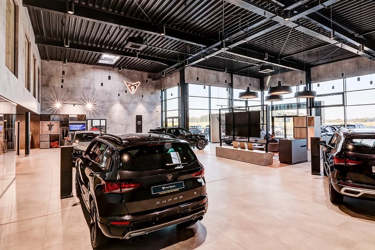 Innenansicht einer großen, modern gestalteten Ausstellungshalle für Autos