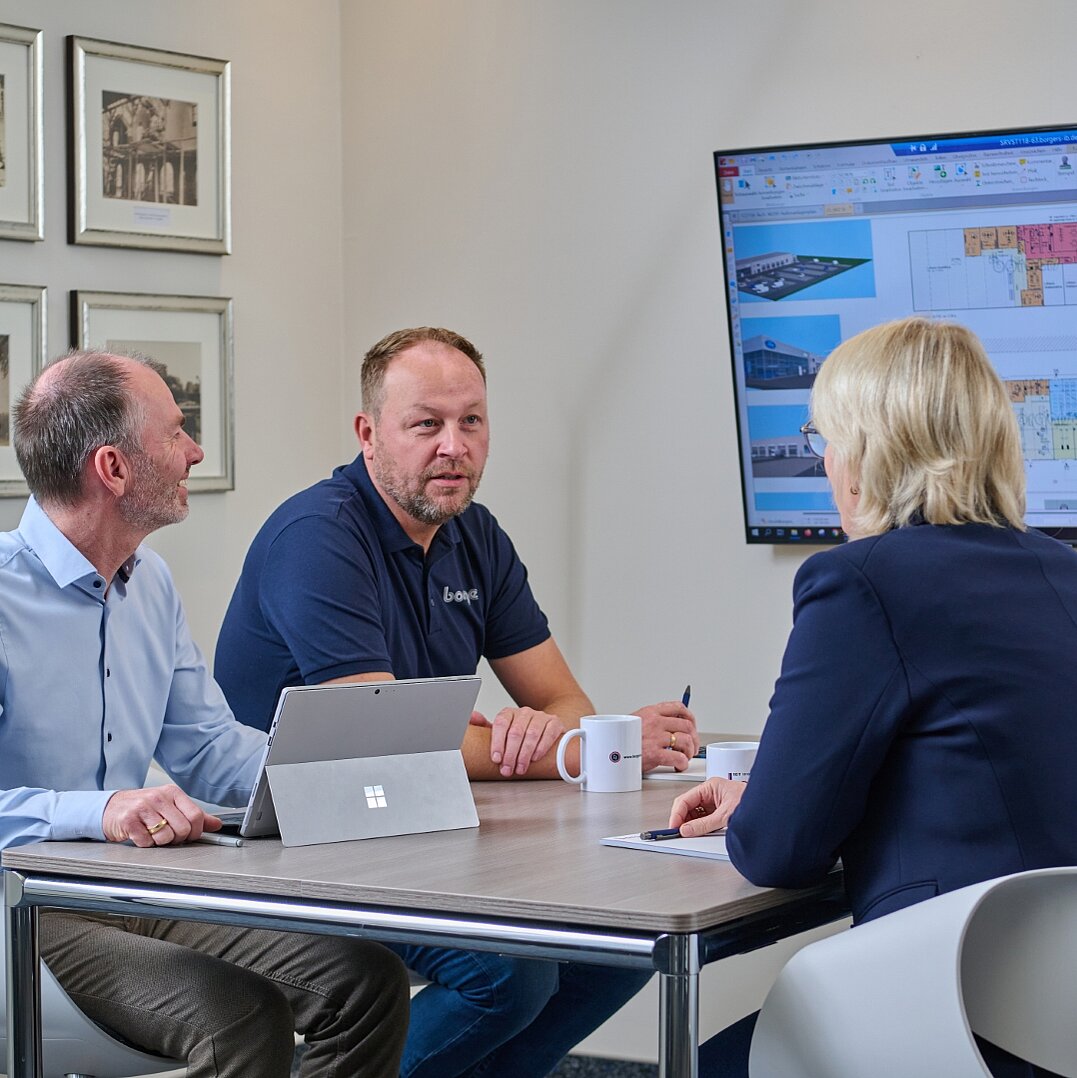 Gesprächssituation mit drei Personen