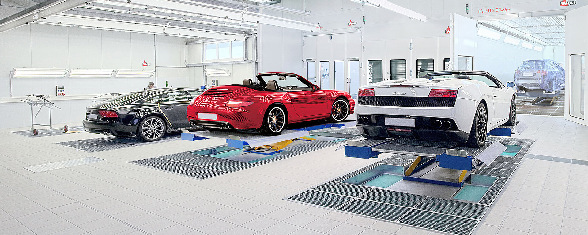 Moderne und helle Kfz-Halle von innen