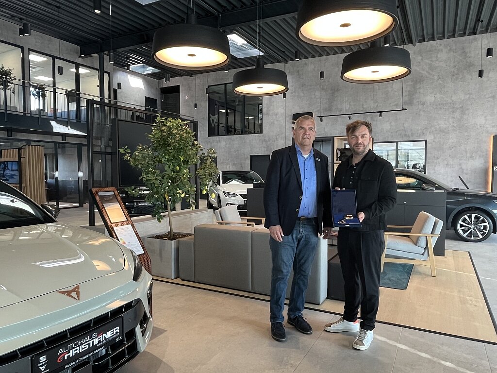 Schlüsselübergabe im fertiggestellten Autohaus