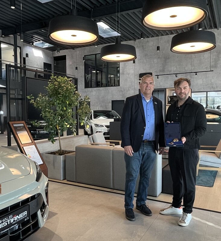 Schlüsselübergabe im fertiggestellten Autohaus