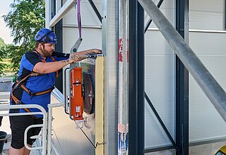 Borgers Mitarbeiter bei der Isowandmontage