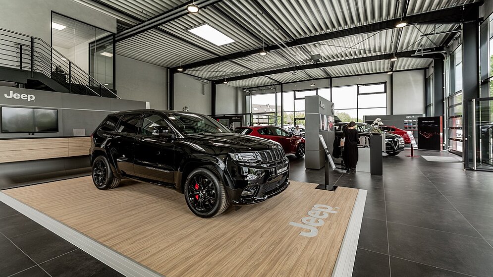 Fahrzeugpräsentation auf abgesetztem Bodenbelag in der geräumigen Ausstellungshalle